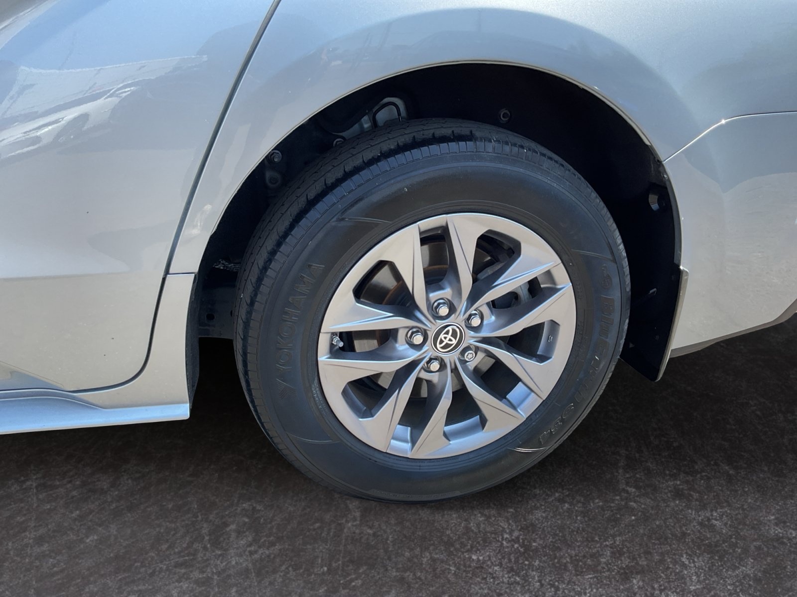 Used 2023 Toyota Sienna LE w/ LE Plus Package FWD image 9
