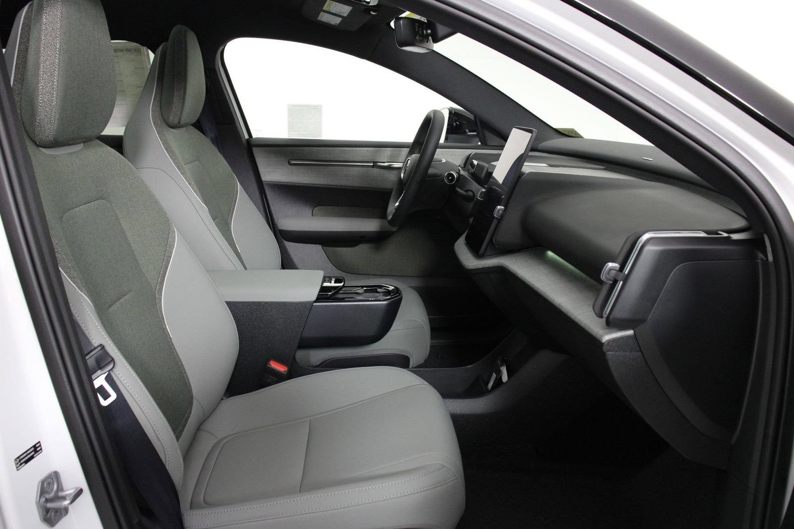 New 2026 Volvo EX30 Plus AWD/4WD image 10