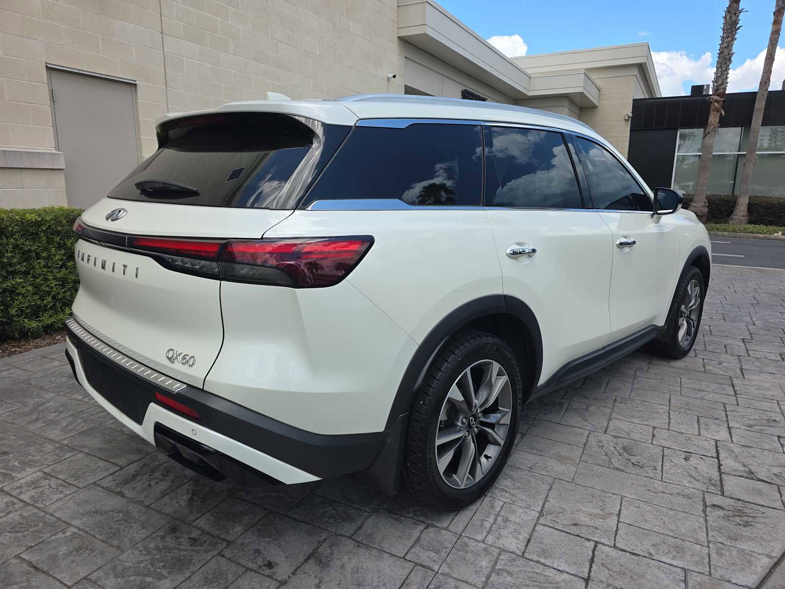 Used 2023 INFINITI QX60 Luxe w/ Performance Audio Package FWD image 3