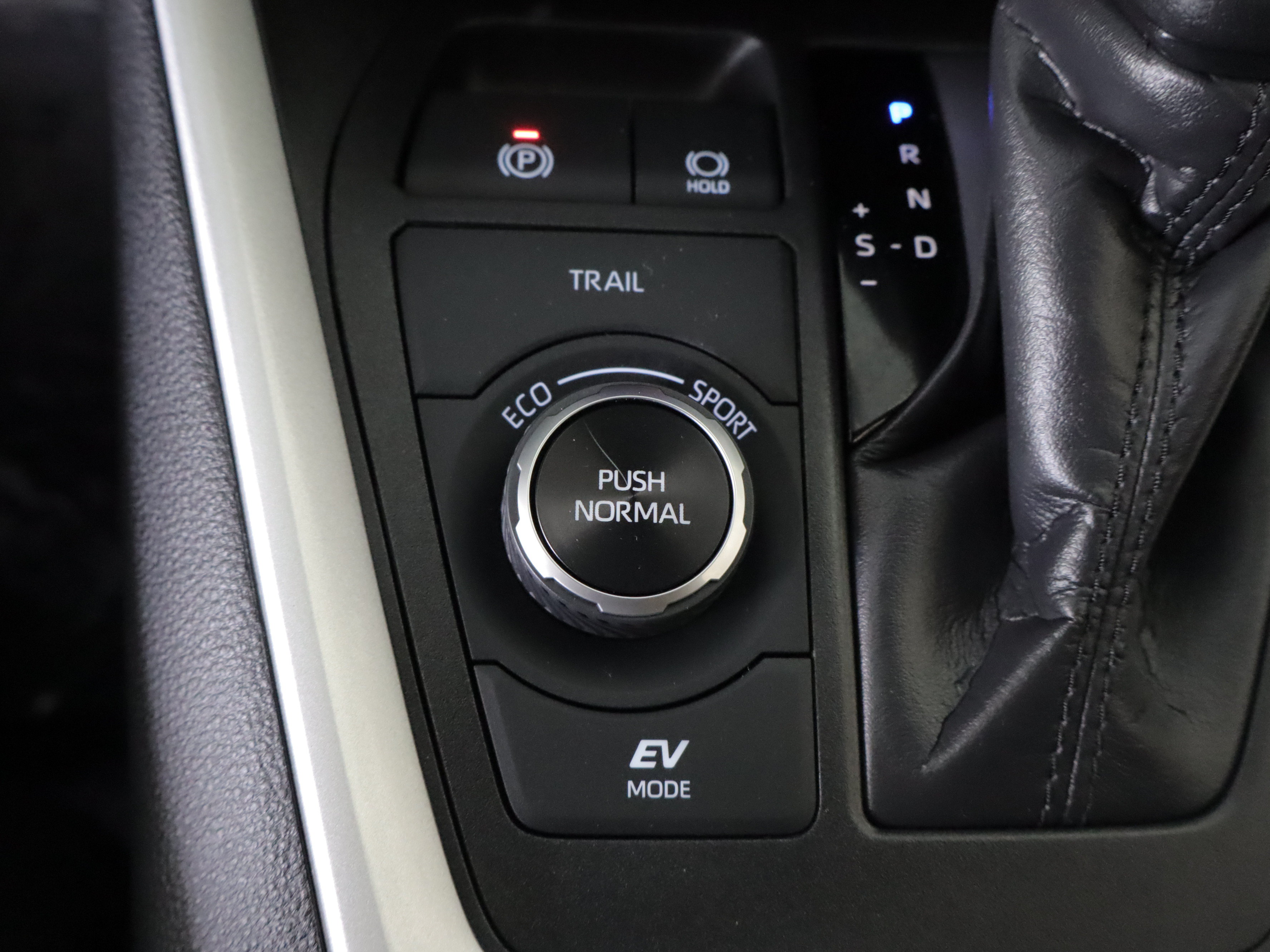 Used 2025 Toyota RAV4 XLE AWD/4WD image 17