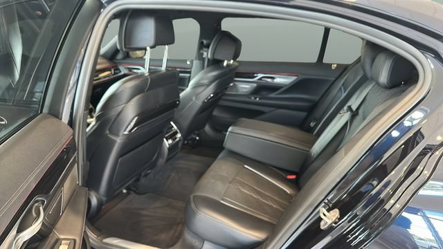 Used 2019 BMW 750i xDrive w/ M Sport Package AWD/4WD image 18