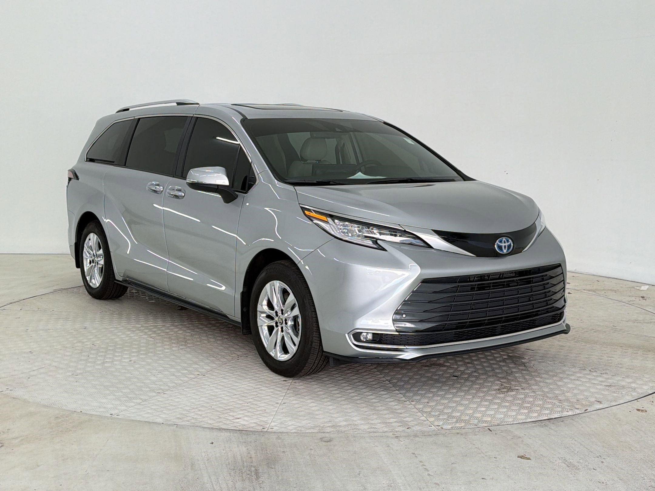 Used 2025 Toyota Sienna Limited image 7