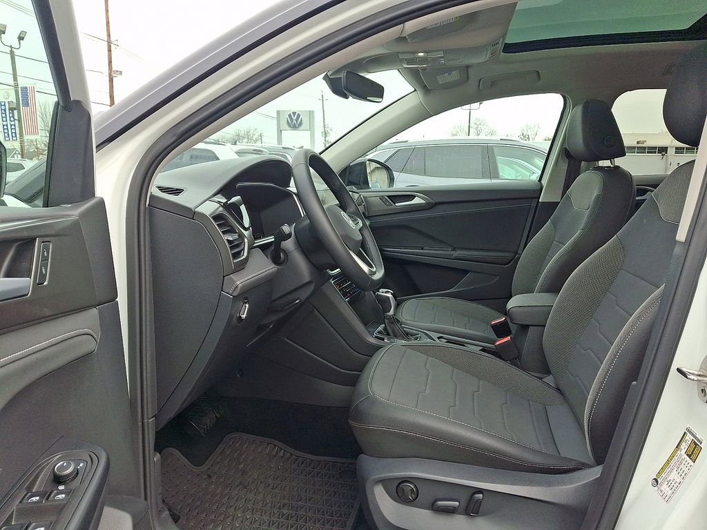 Certified 2025 Volkswagen Taos SE AWD/4WD image 13