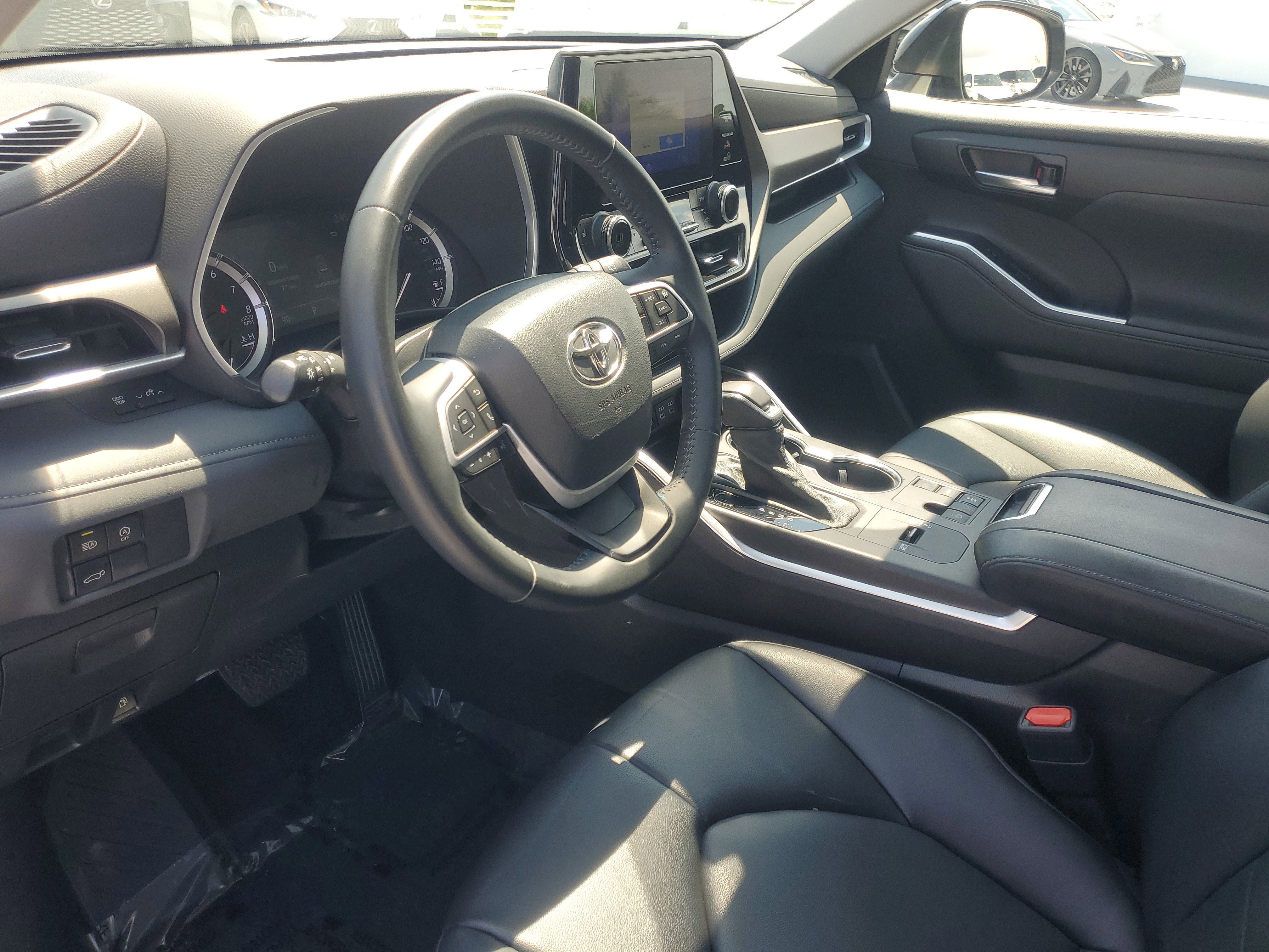 Used 2023 Toyota Highlander XLE FWD image 16