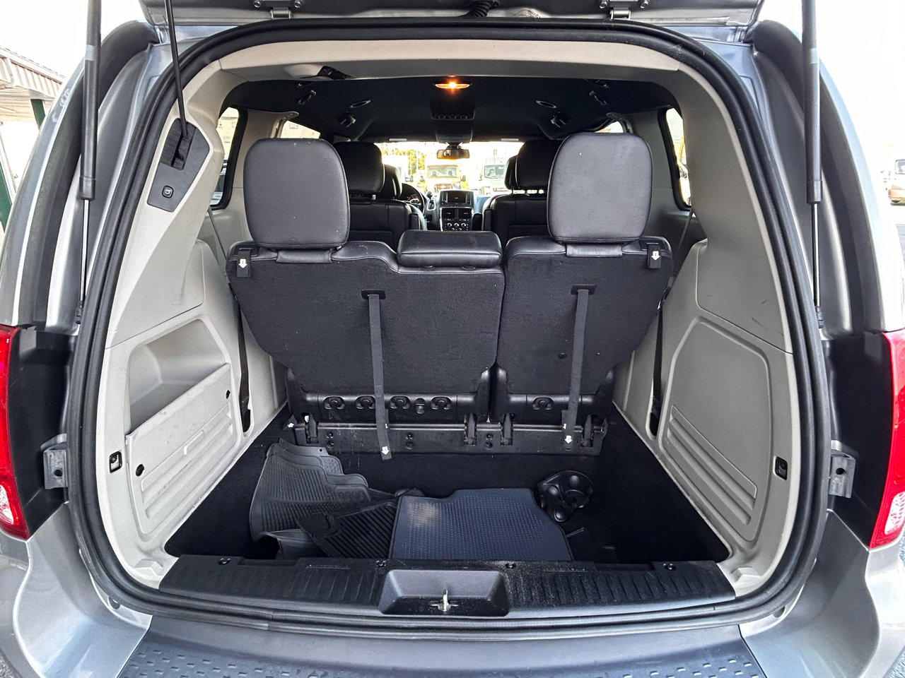 Used 2019 Dodge Grand Caravan SXT image 12