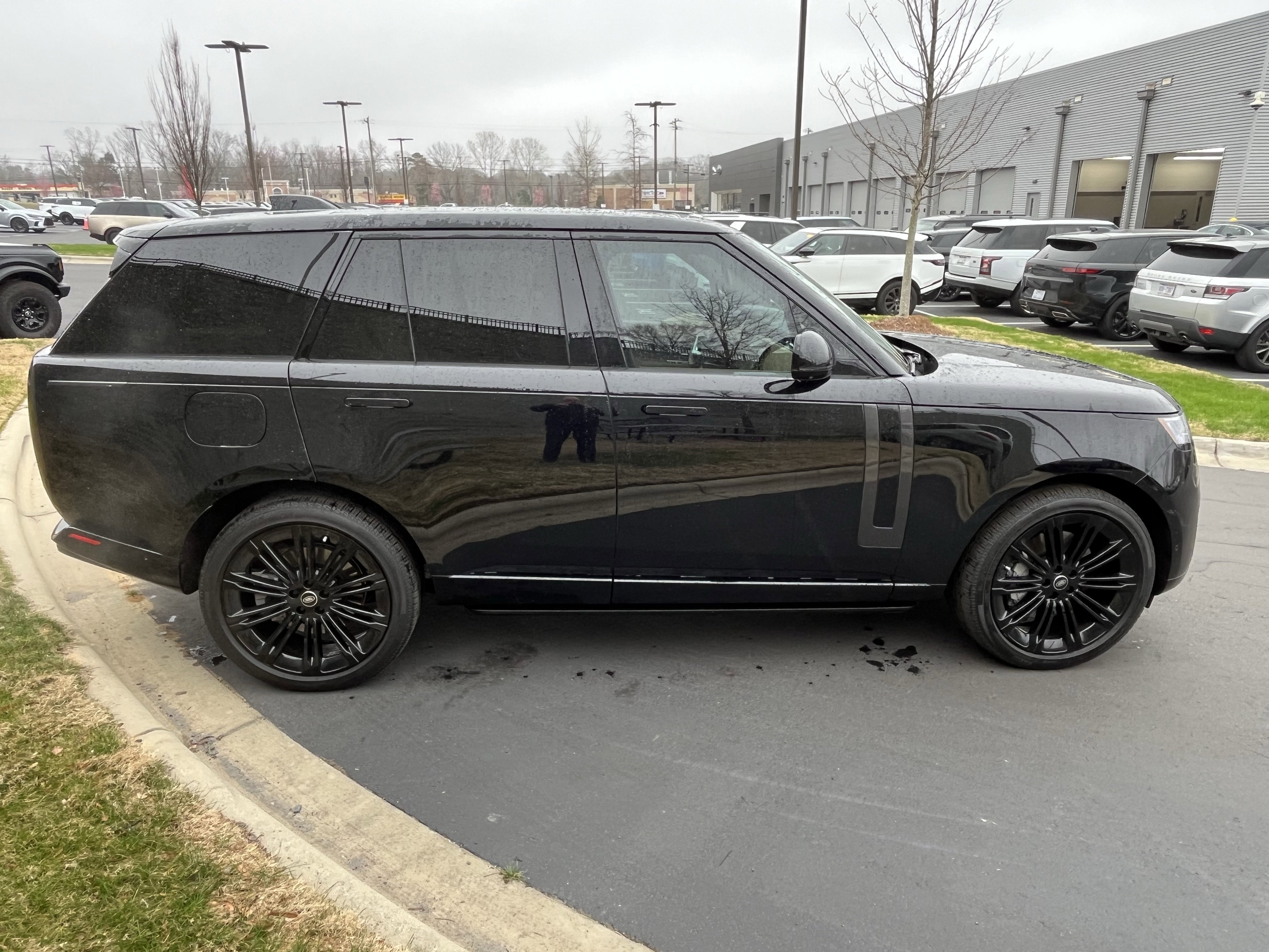 Certified 2025 Land Rover Range Rover SE image 8