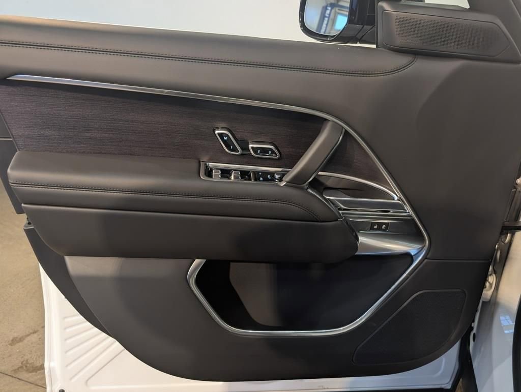 New 2026 Land Rover Range Rover Long Wheelbase SE AWD/4WD image 8