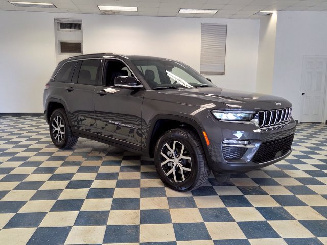Used 2025 Jeep Grand Cherokee Limited RWD image 1