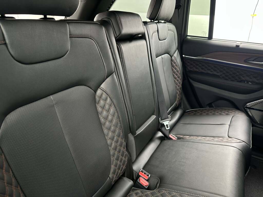 New 2025 Jeep Grand Cherokee Summit w/ Luxury Tech Group V image 19