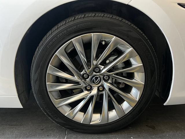 Used 2021 Lexus ES 300h w/ Accessory Package FWD image 12