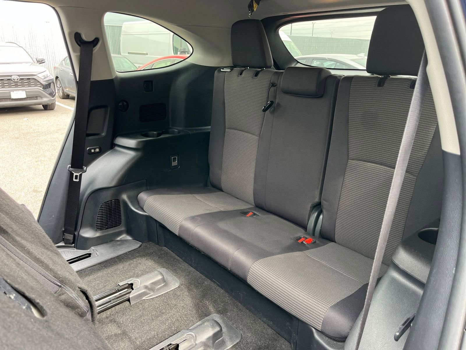 Used 2025 Toyota Highlander LE FWD image 30