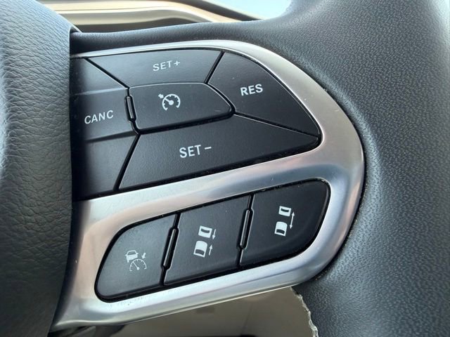 Used 2023 Chrysler Pacifica Touring-L FWD image 23
