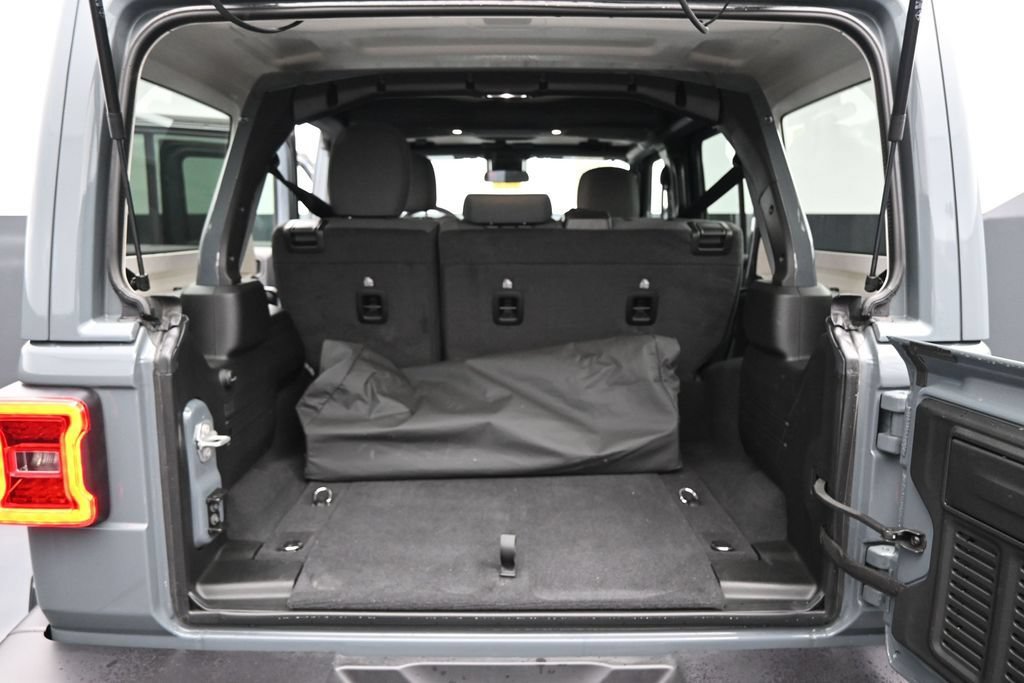 Used 2025 Jeep Wrangler Unlimited Sahara AWD/4WD image 26