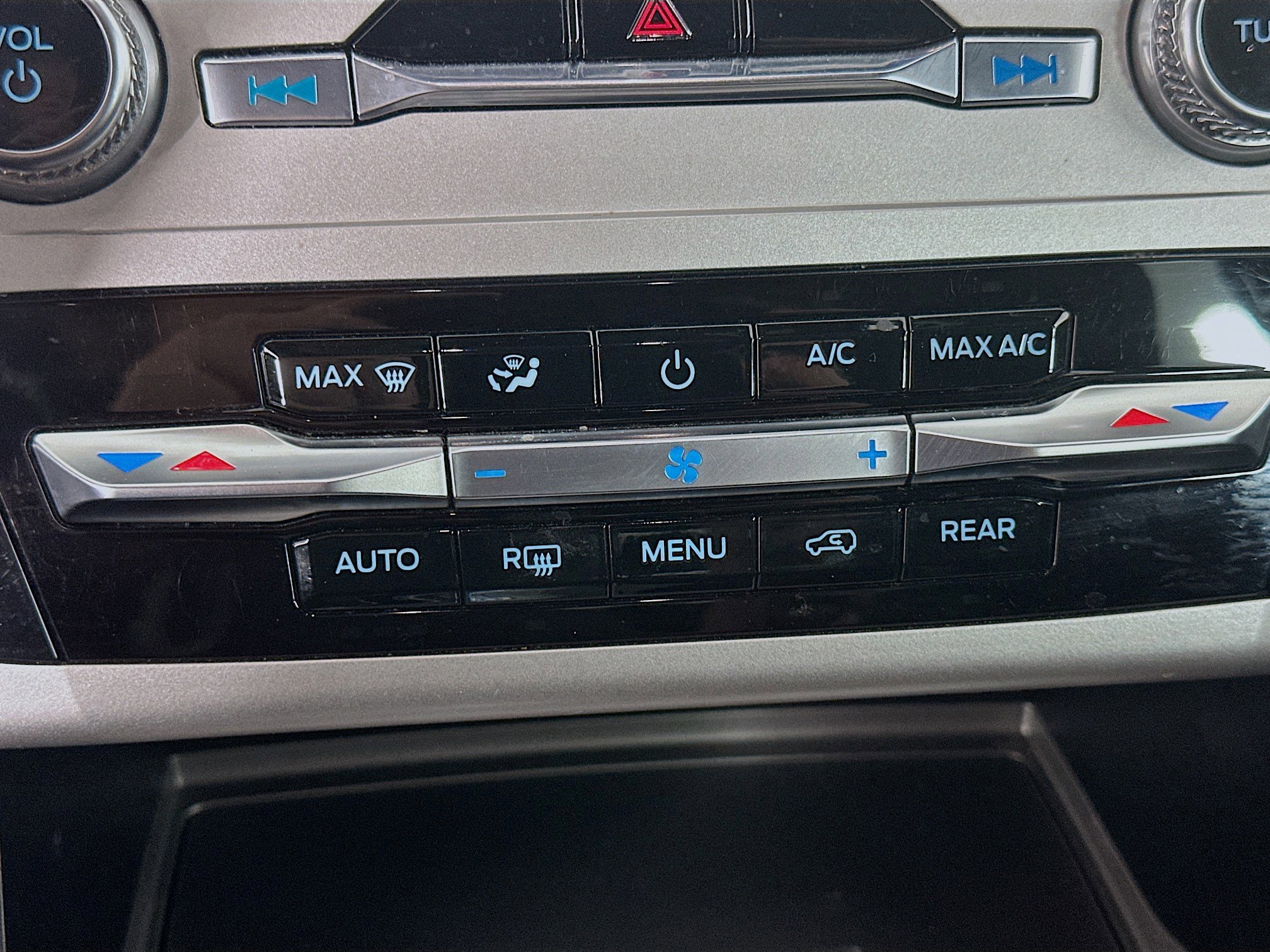 Used 2020 Ford Explorer XLT image 23