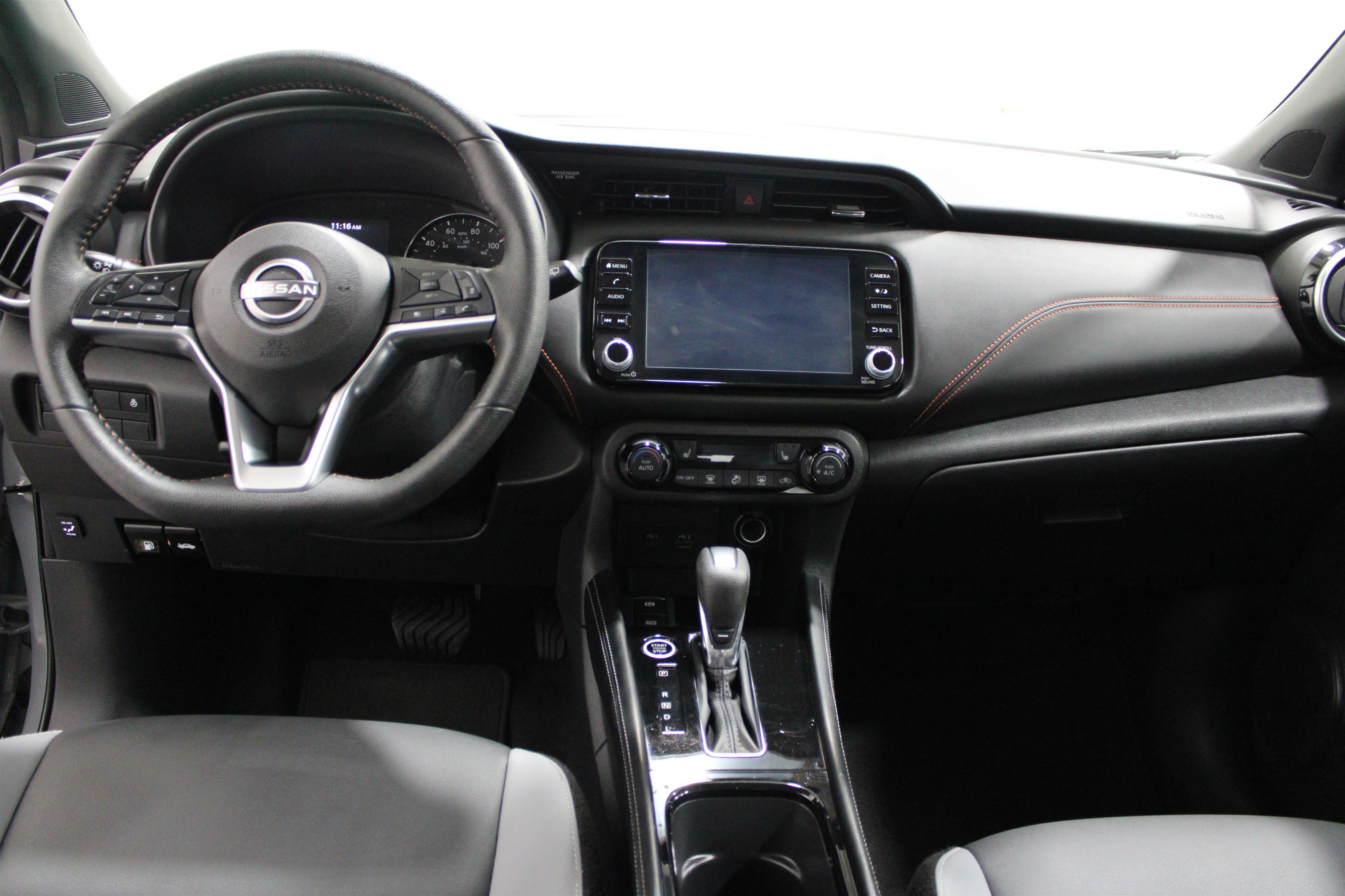 Used 2023 Nissan Kicks SR w/ SR Premium Package FWD image 2
