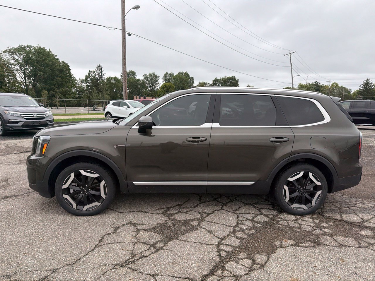 Used 2023 Kia Telluride EX w/ EX Captain's Chair Package FWD image 4