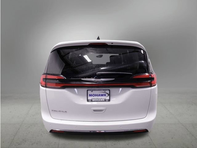 Used 2024 Chrysler Pacifica Touring-L image 5