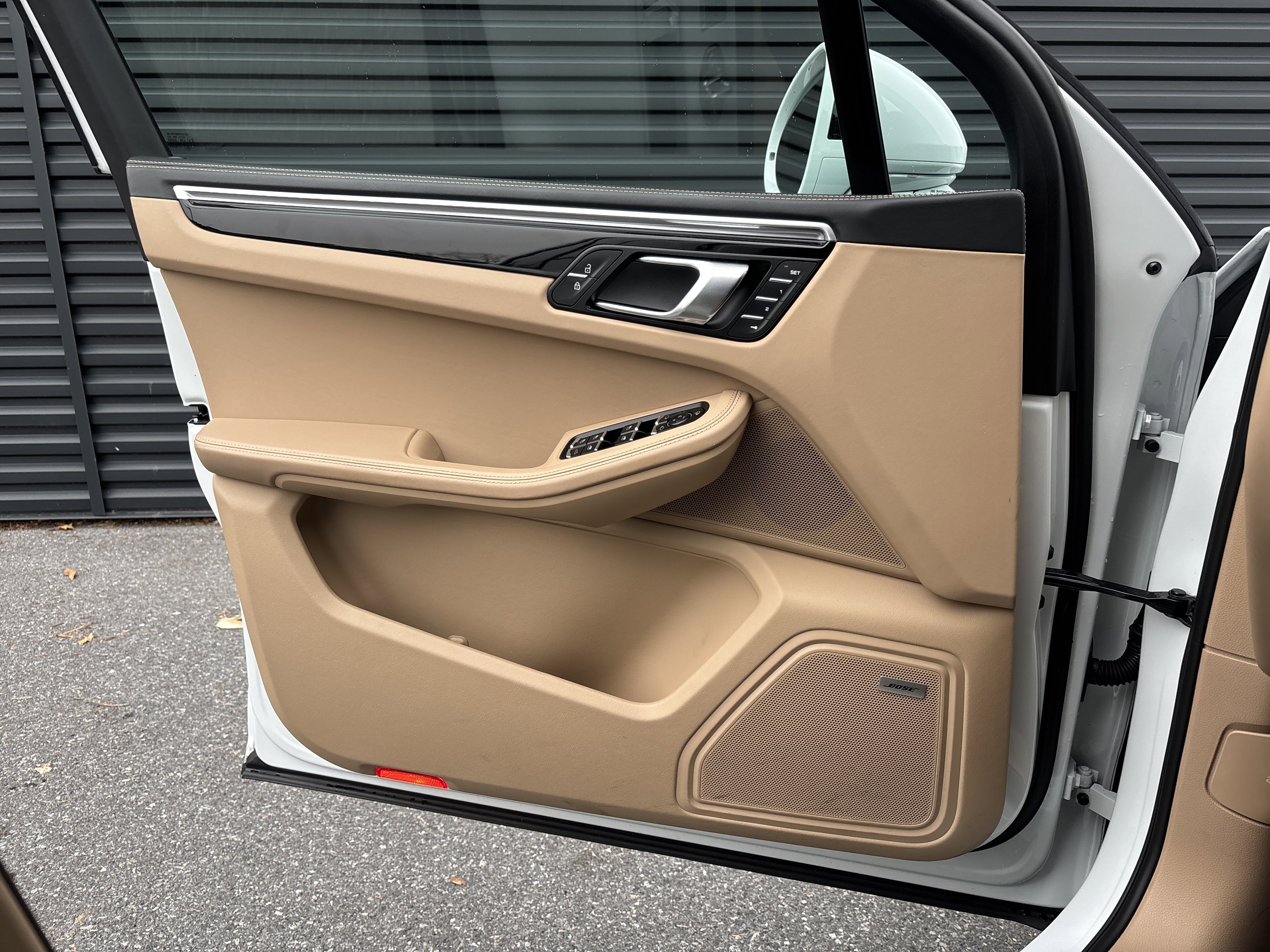 Certified 2022 Porsche Macan image 14