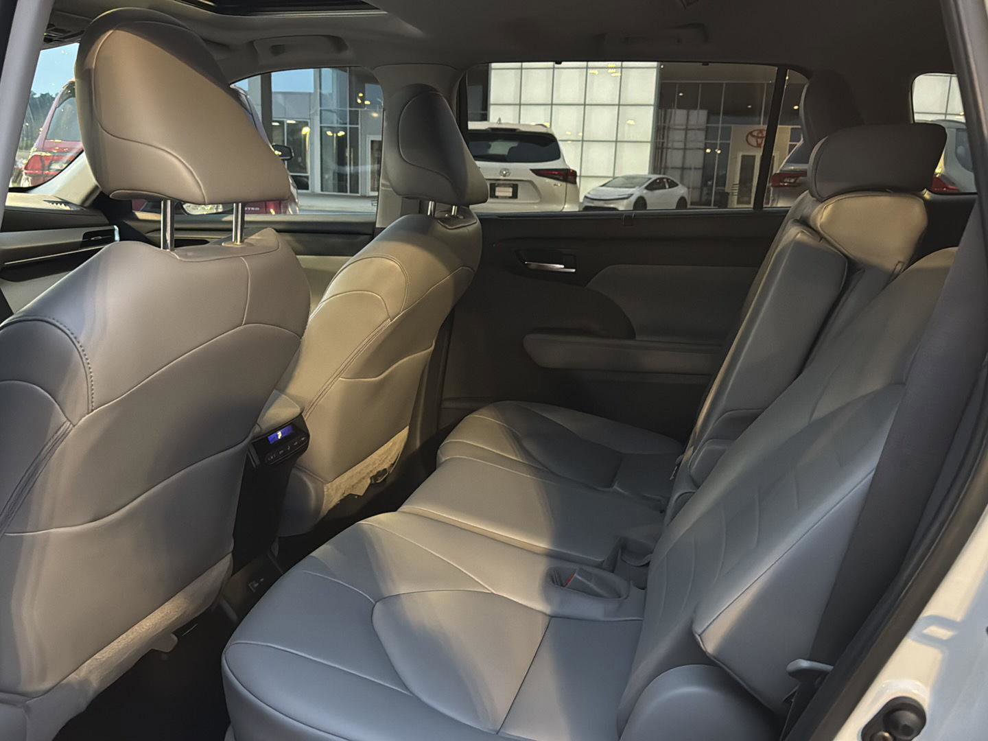 Used 2022 Toyota Highlander XLE image 10