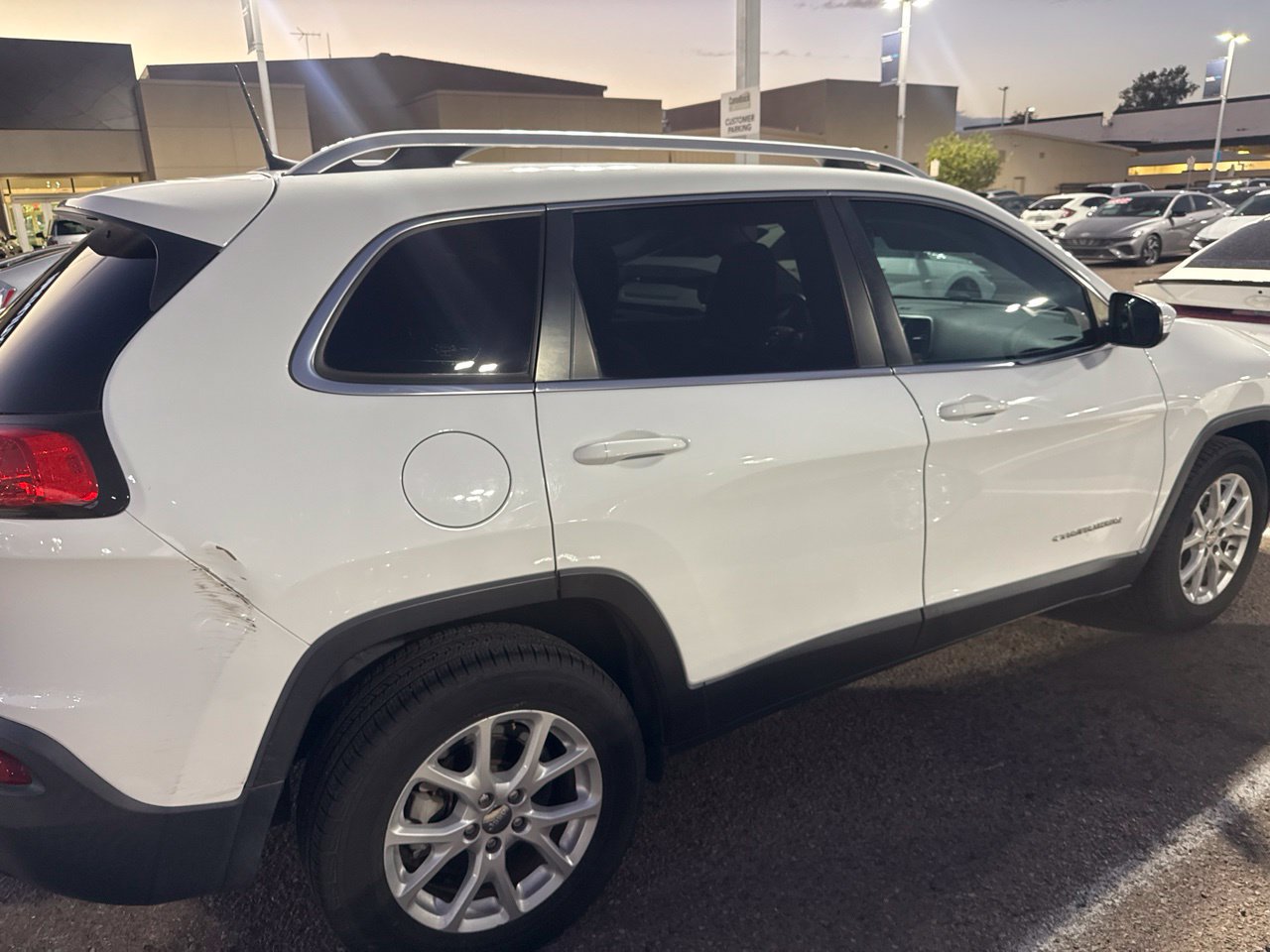 Used 2017 Jeep Cherokee Latitude w/ Trailer Tow Group FWD image 2