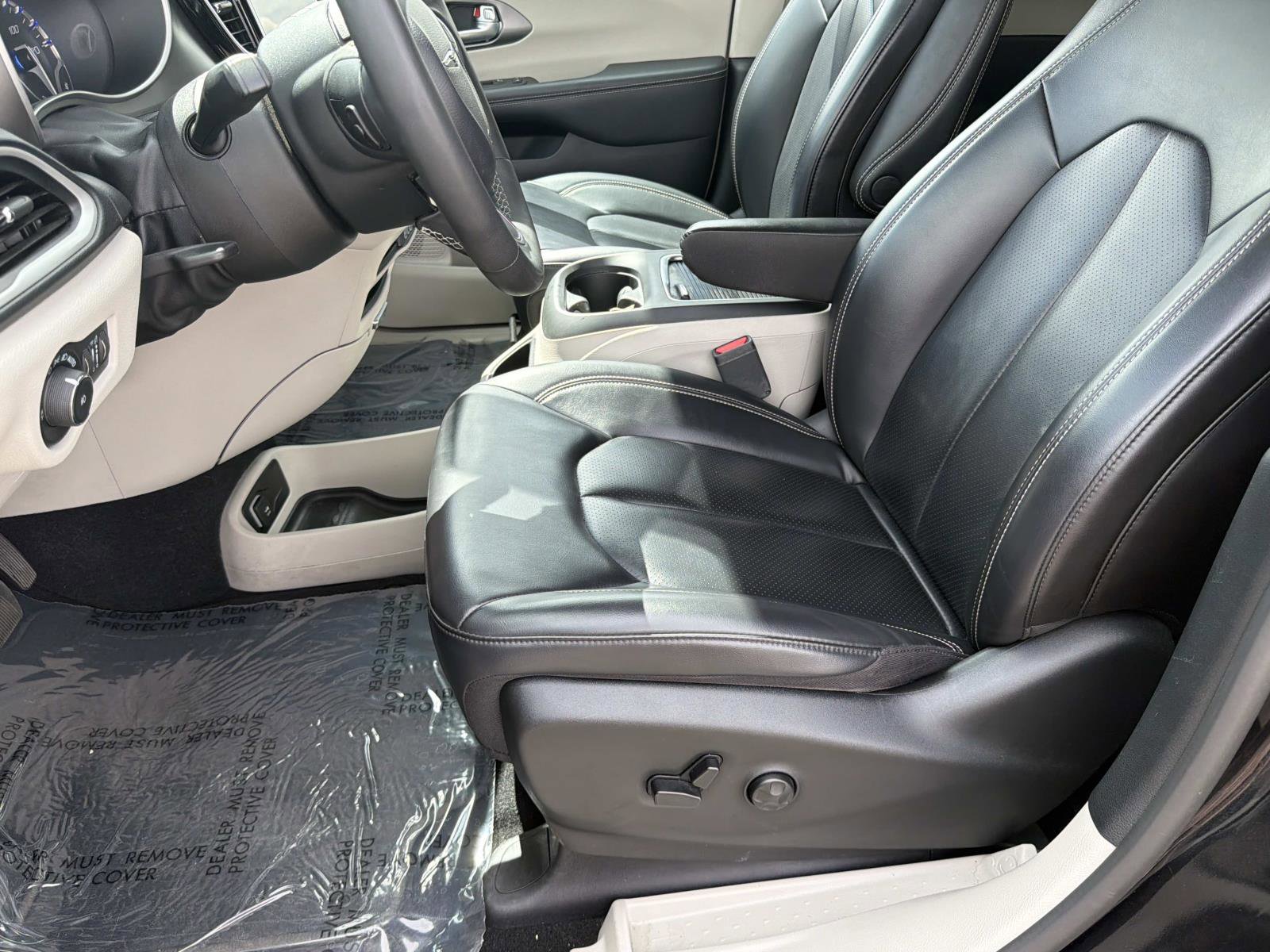 Used 2023 Chrysler Pacifica Touring-L FWD image 18