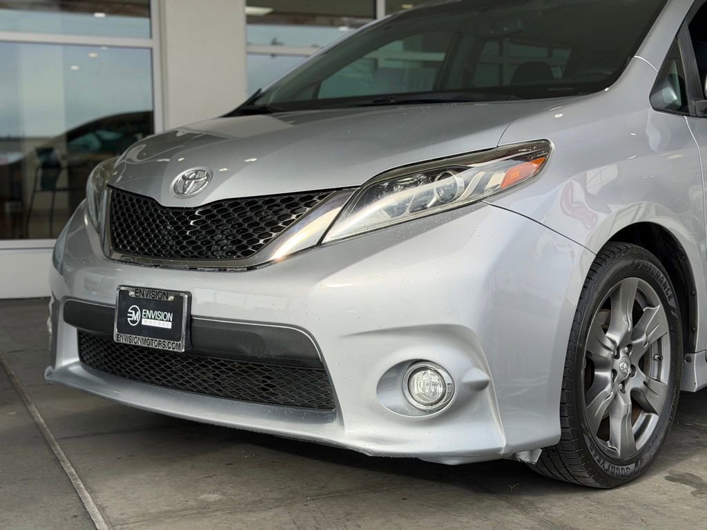 Certified 2017 Toyota Sienna SE w/ SE Preferred Package FWD image 3