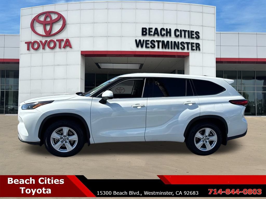 Used 2022 Toyota Highlander LE FWD image 7