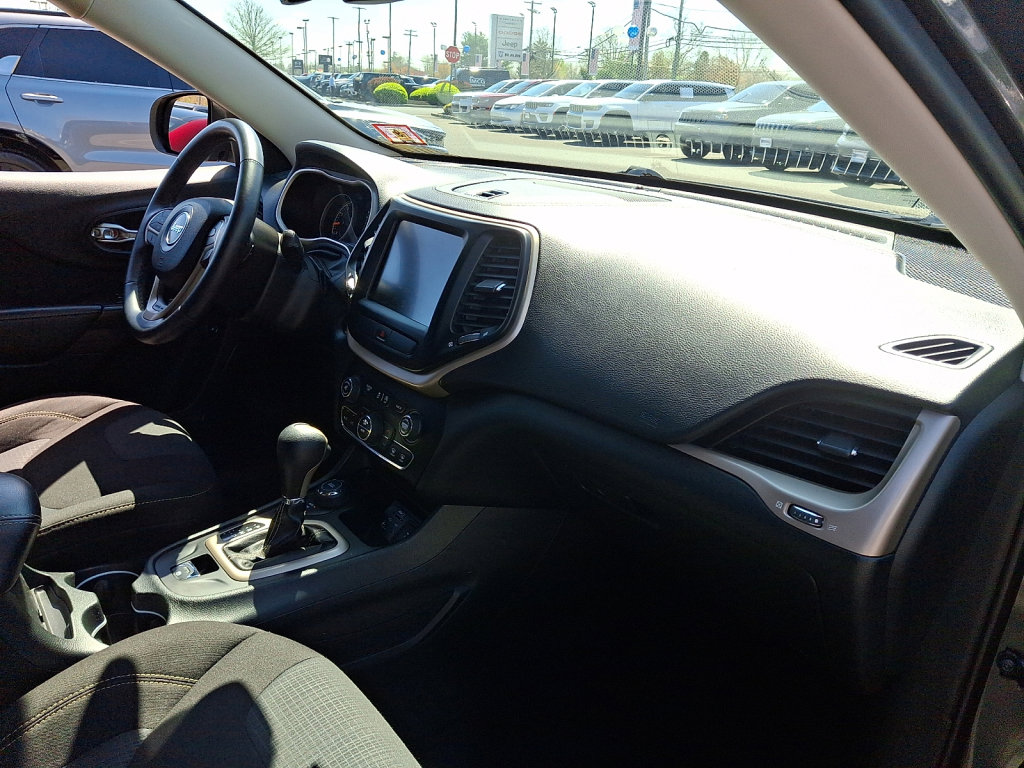 Used 2015 Jeep Cherokee Latitude w/ Comfort/Convenience Group image 11