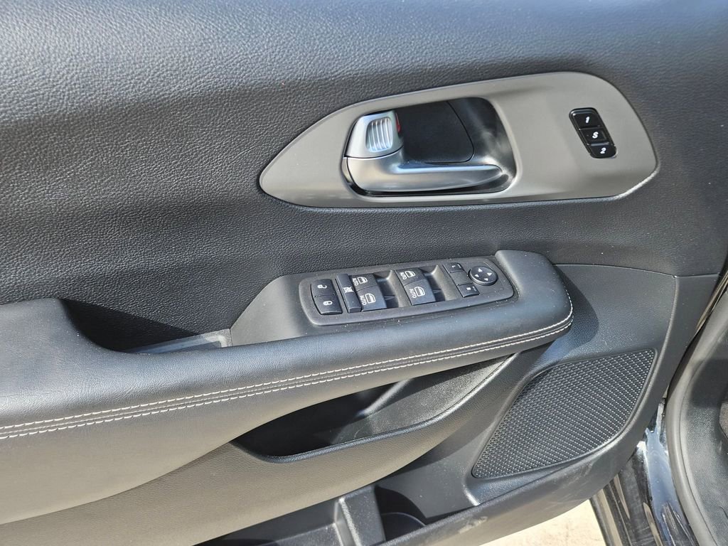 Used 2025 Chrysler Pacifica Select image 15