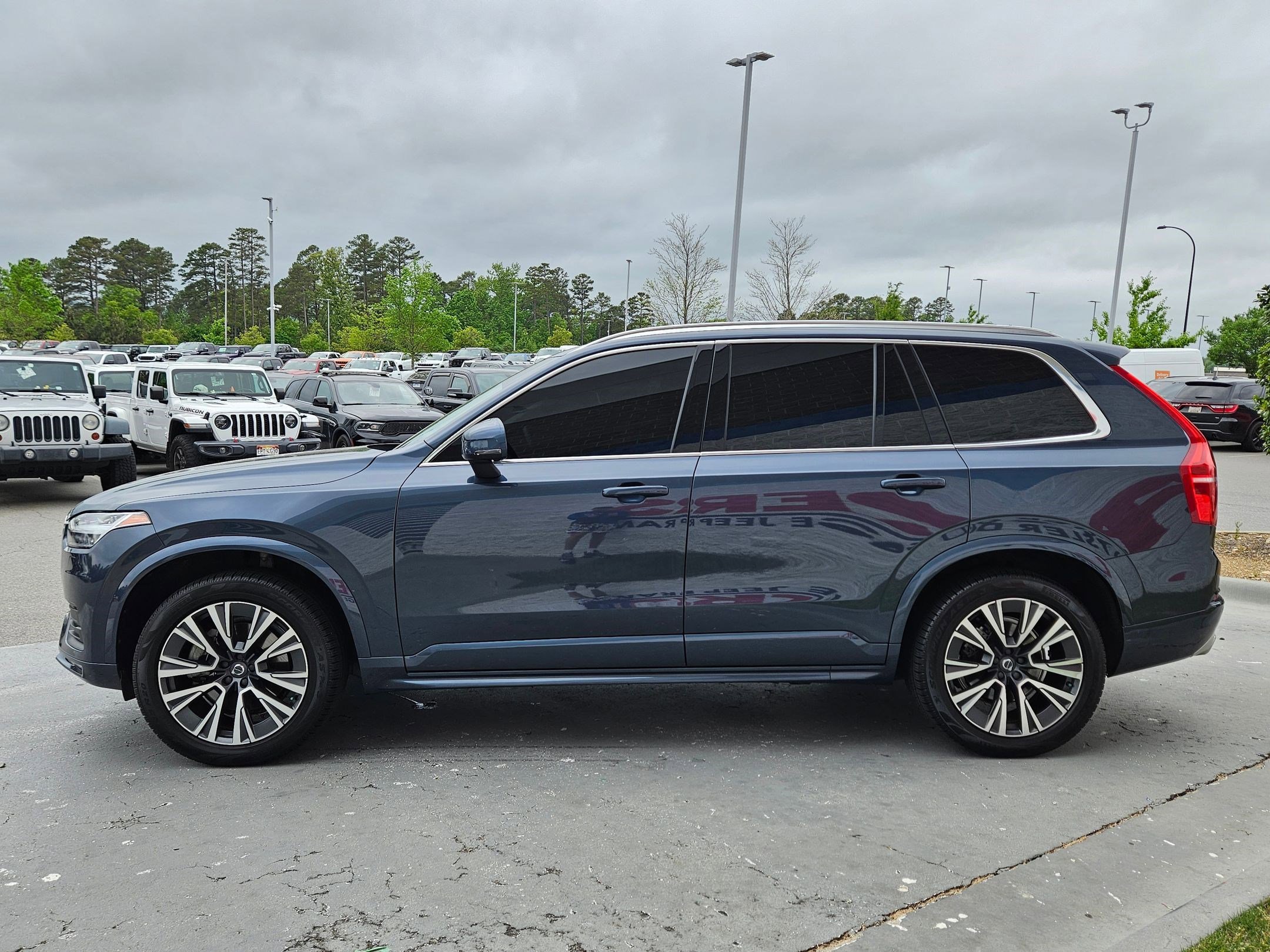 Used 2021 Volvo XC90 T5 Momentum w/ Climate Package image 4