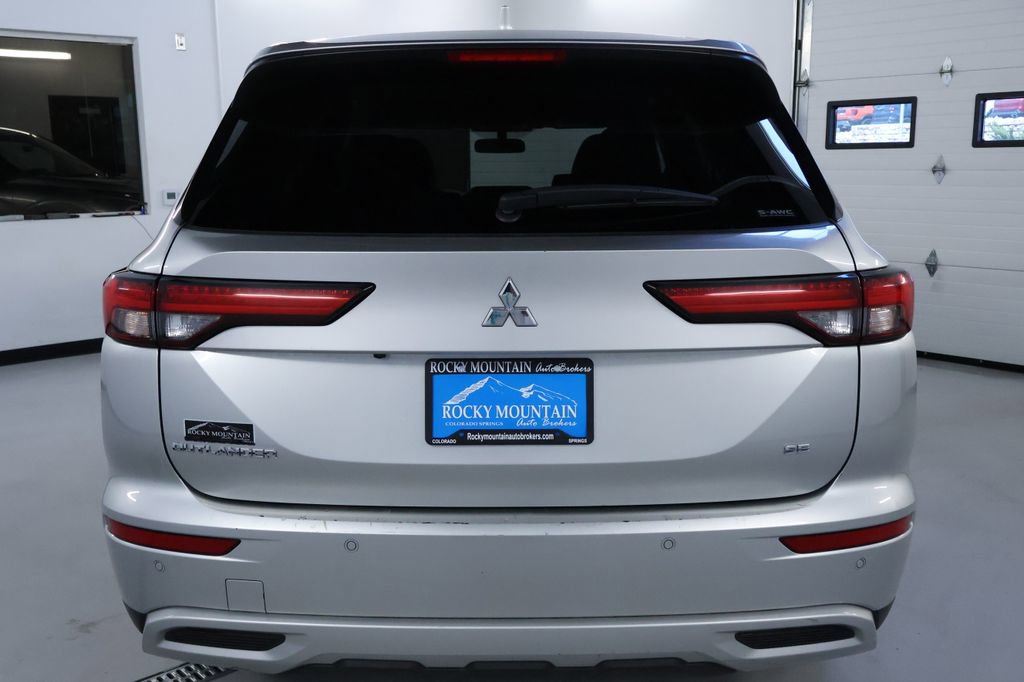 Used 2024 Mitsubishi Outlander SE Black Edition image 6