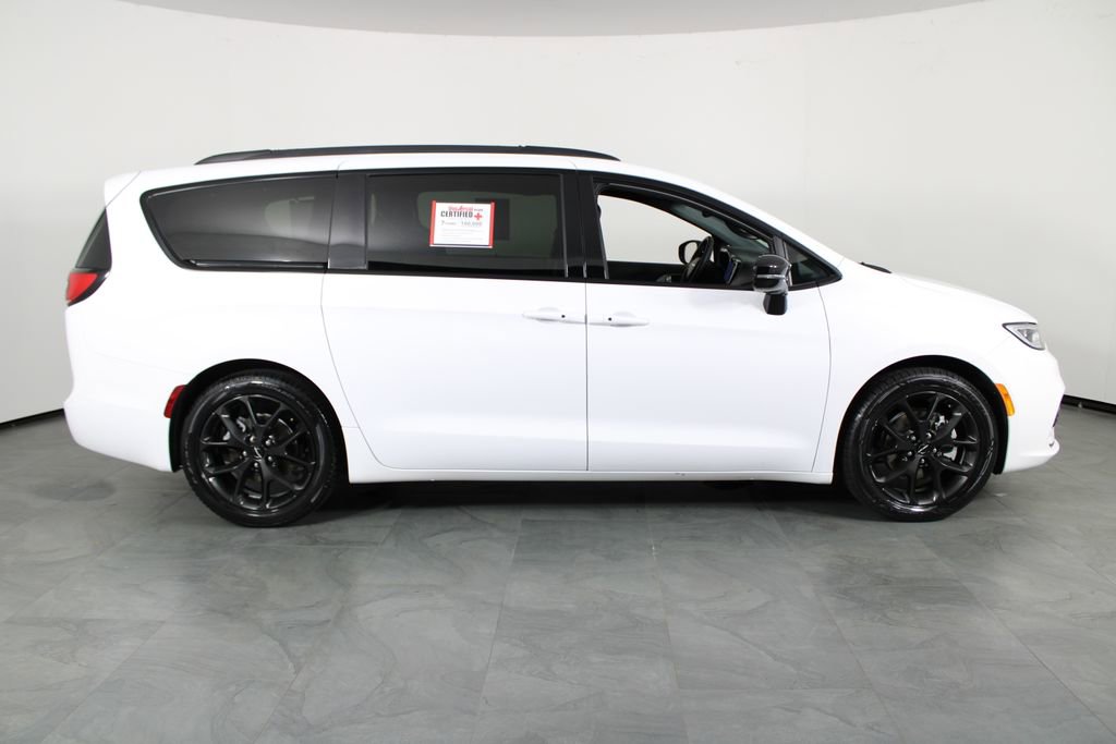 Used 2025 Chrysler Pacifica Limited image 12