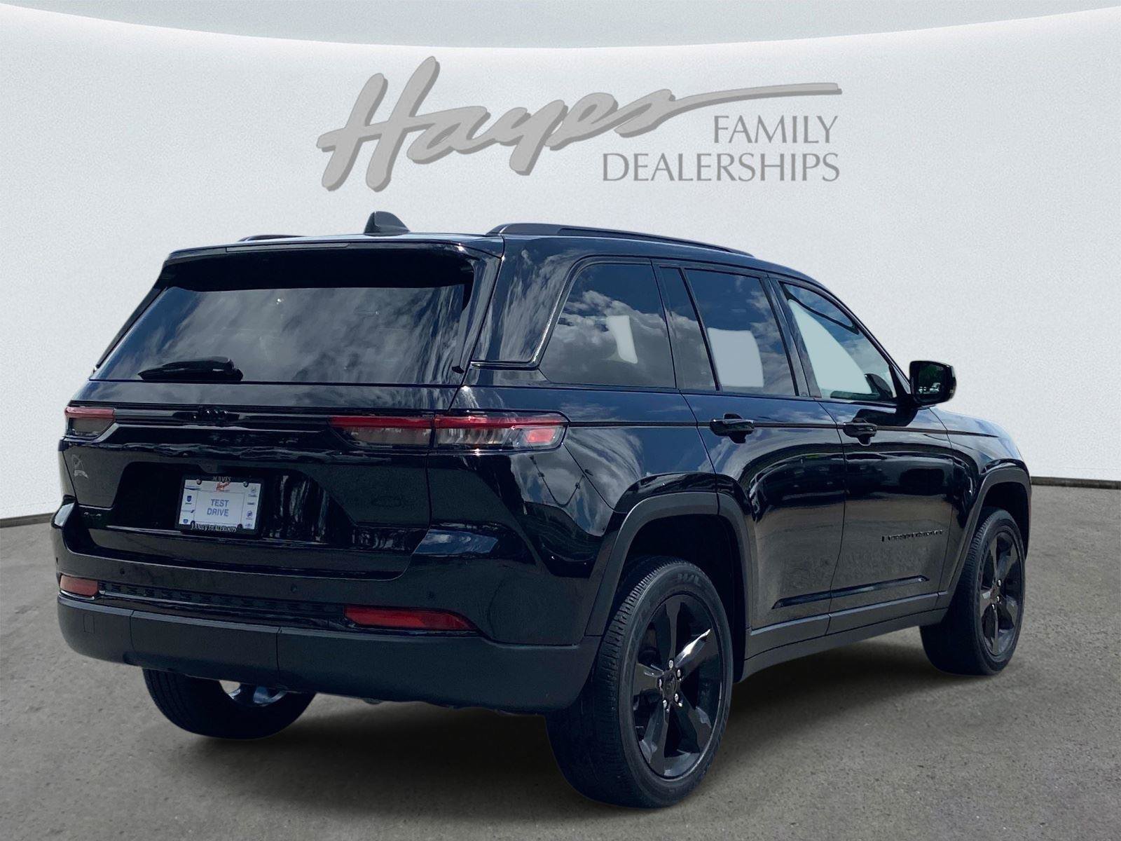 Used 2024 Jeep Grand Cherokee Altitude AWD/4WD image 3