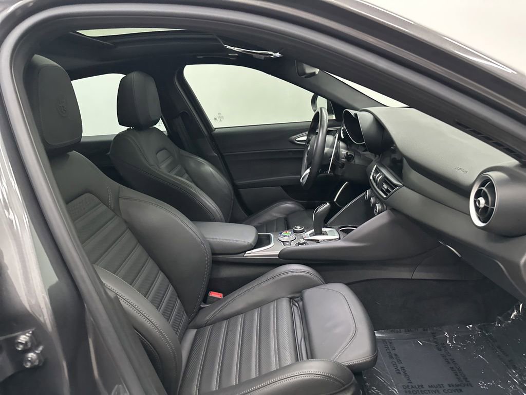 Used 2022 Alfa Romeo Giulia Veloce RWD image 25