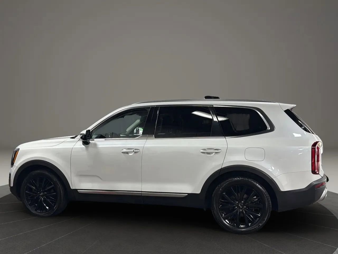 Used 2020 Kia Telluride SX w/ SX Prestige Package image 2