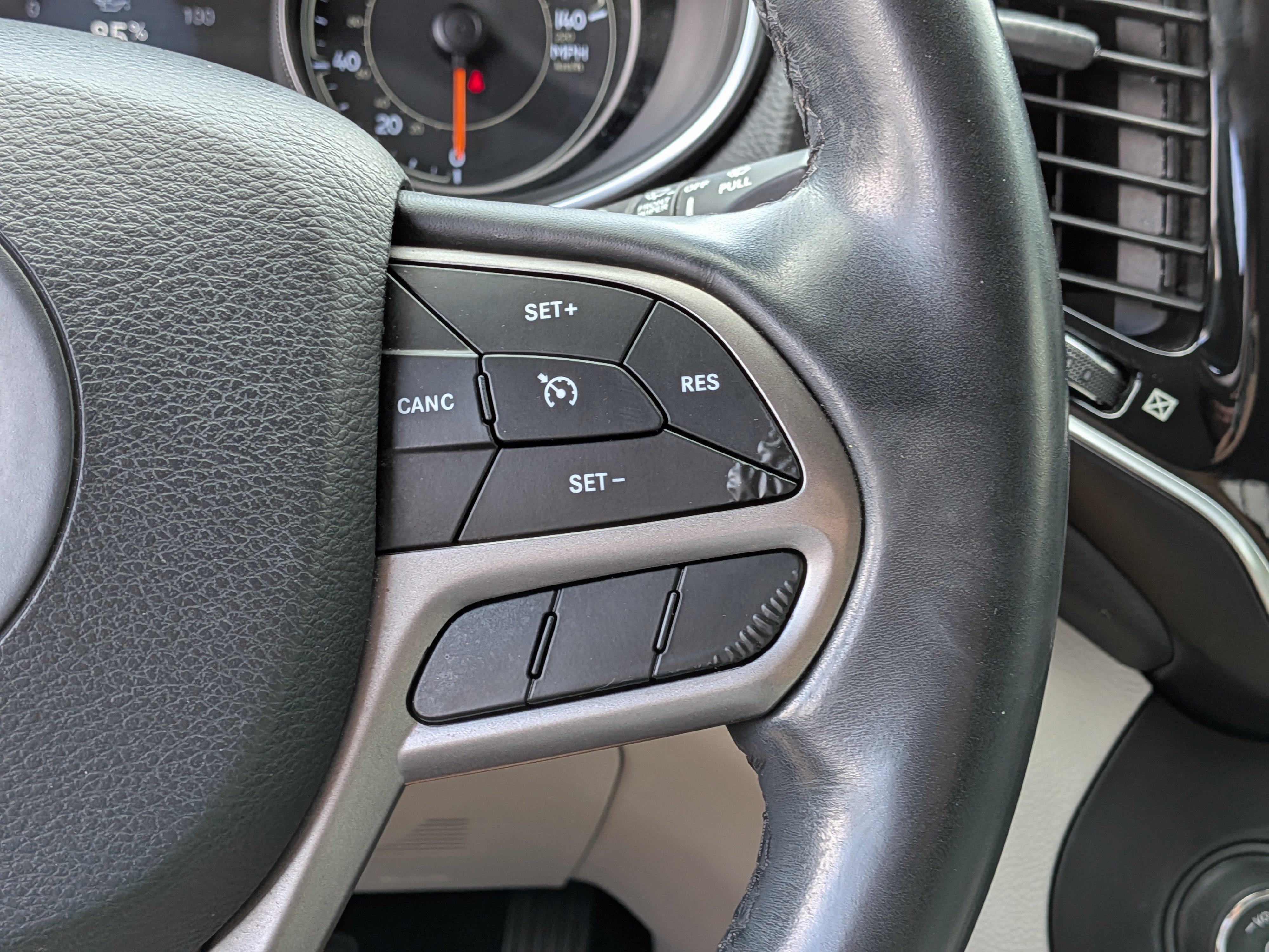Used 2019 Jeep Cherokee Limited FWD image 26