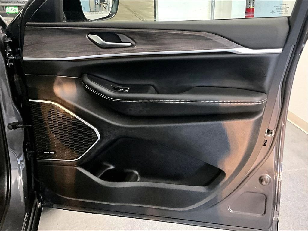 Used 2022 Jeep Grand Cherokee L Limited AWD/4WD image 12