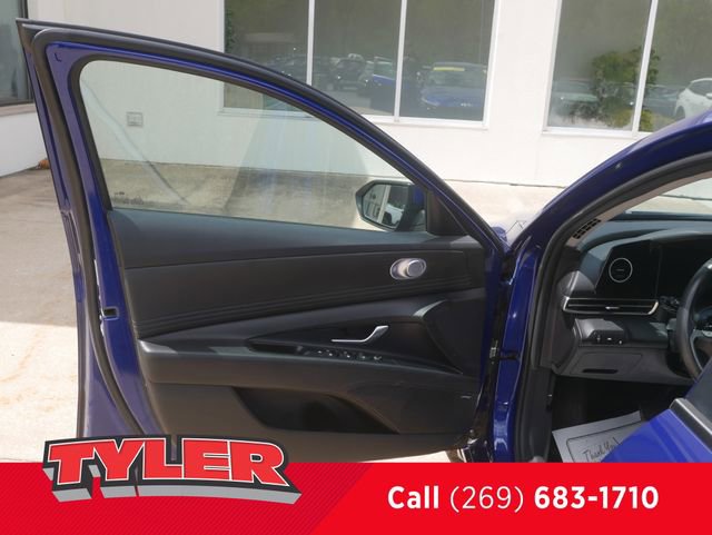 Used 2022 Hyundai Elantra Limited FWD image 18