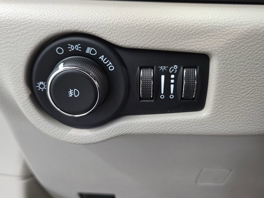 Certified 2023 Chrysler Pacifica Touring-L FWD image 28