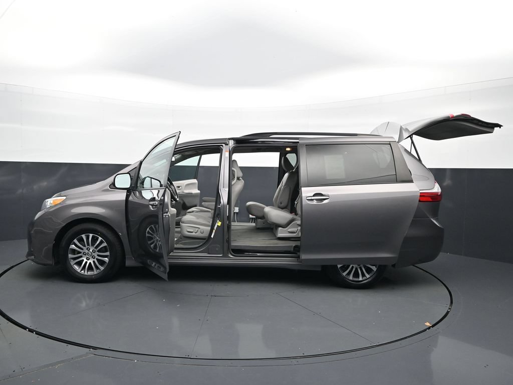 Used 2018 Toyota Sienna XLE w/ XLE Navigation Package FWD image 47