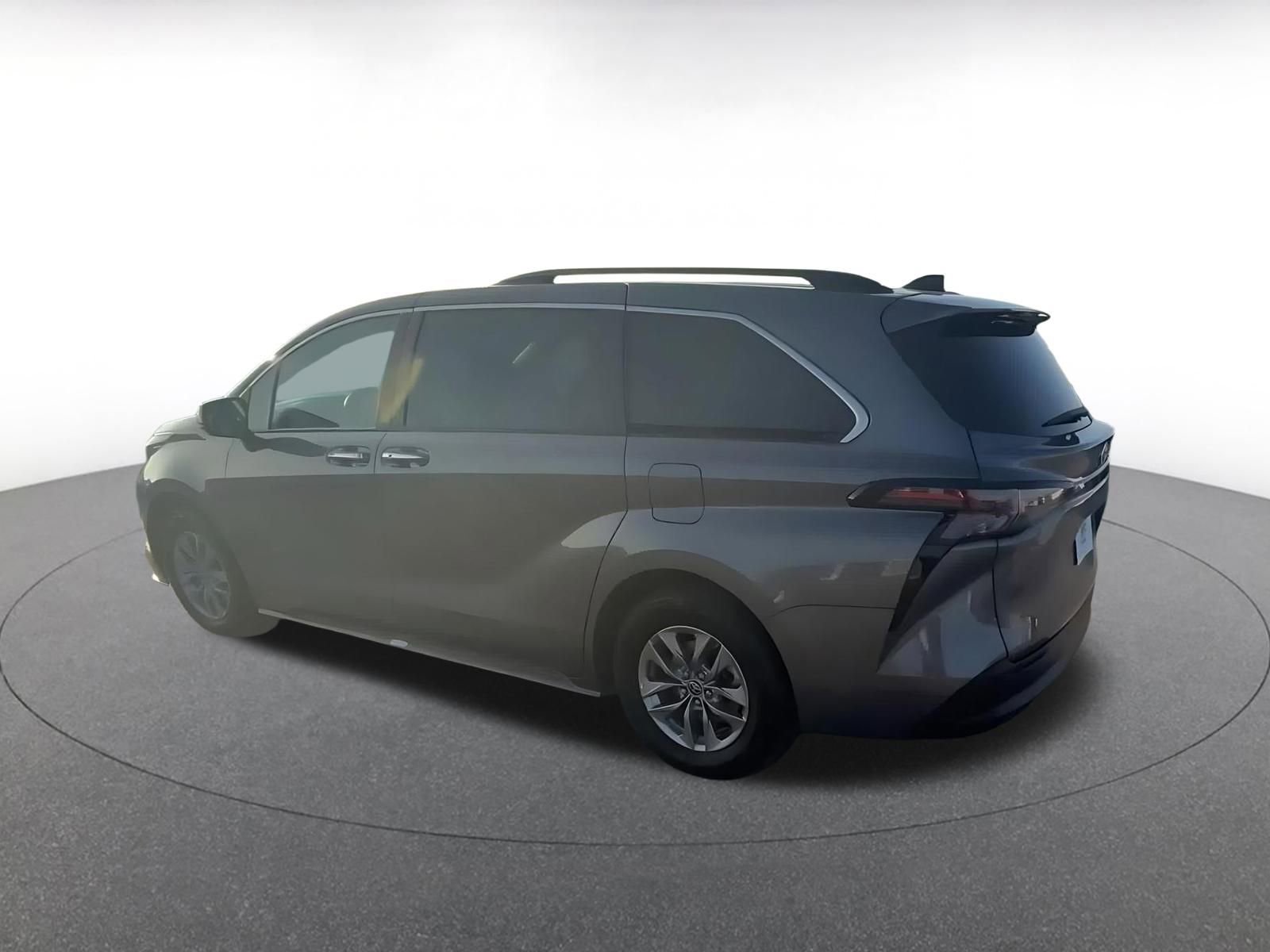 Used 2024 Toyota Sienna XLE image 9