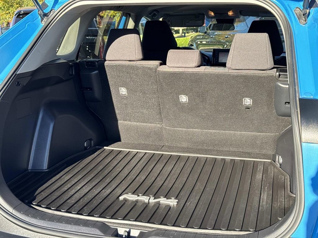 Used 2019 Toyota RAV4 LE image 5