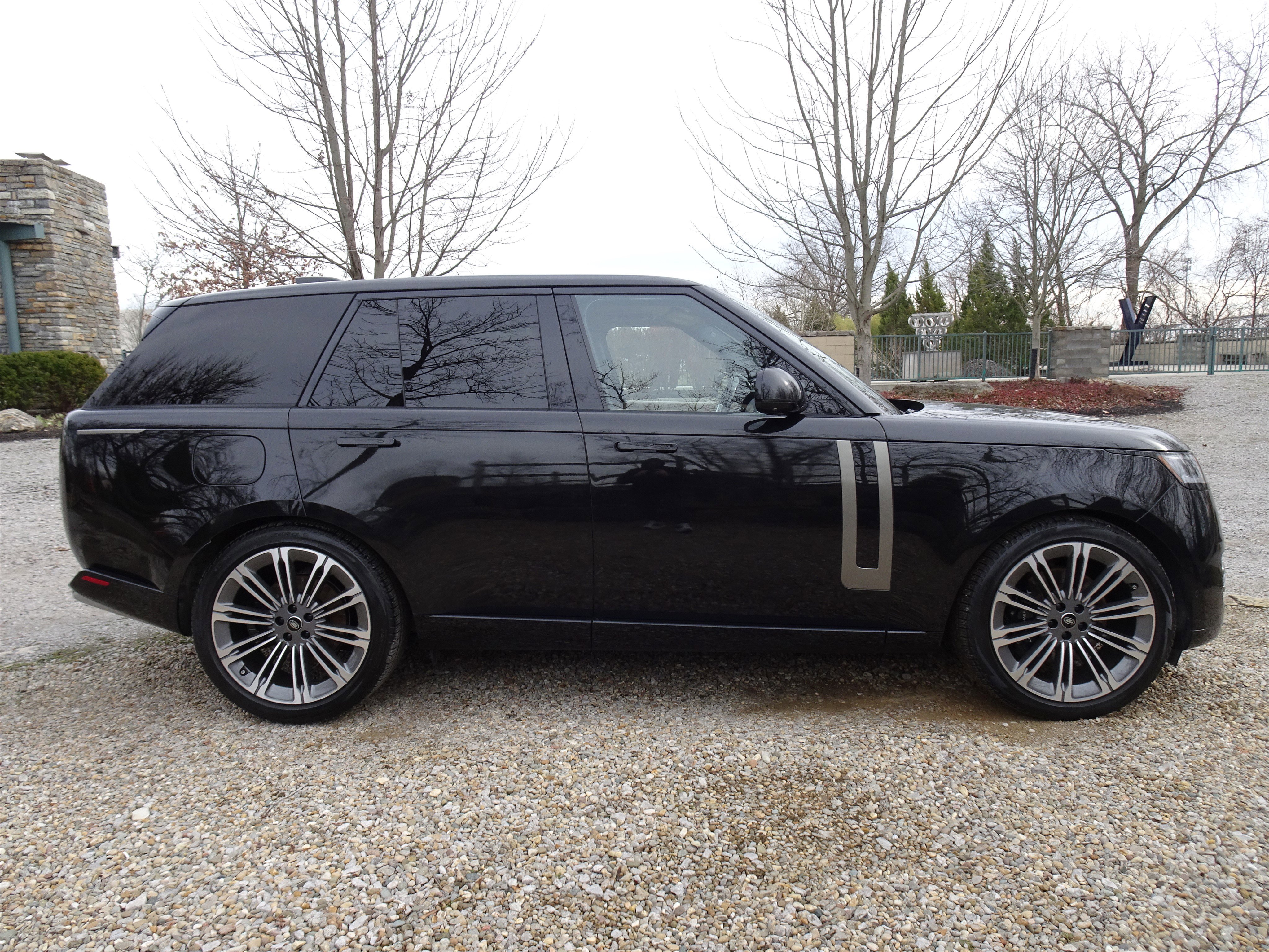 Certified 2024 Land Rover Range Rover SE image 11