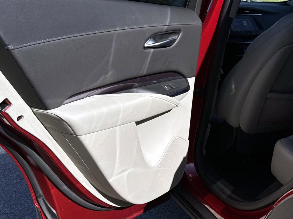 Used 2023 Cadillac XT4 Luxury w/ Cold Weather Package FWD image 15