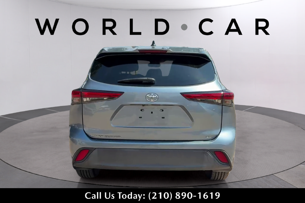 Used 2023 Toyota Highlander LE FWD image 4