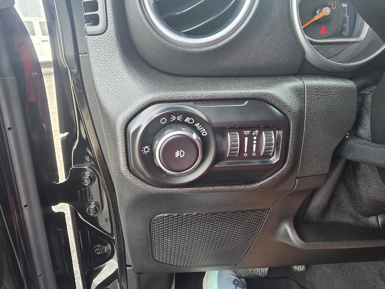 Used 2018 Jeep Wrangler Unlimited Sahara AWD/4WD image 23