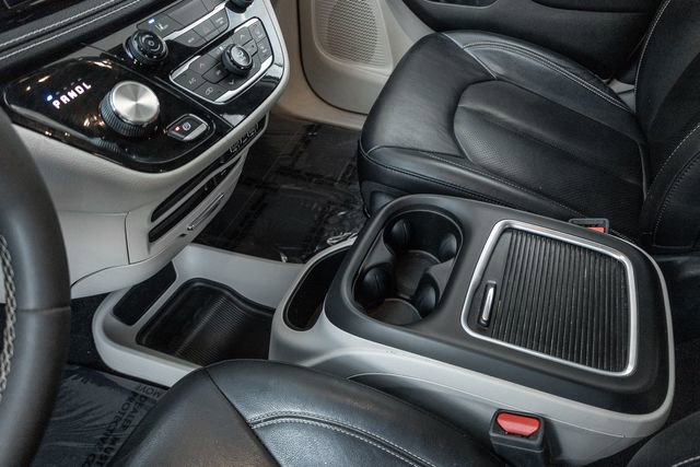 Used 2022 Chrysler Pacifica Touring-L image 11