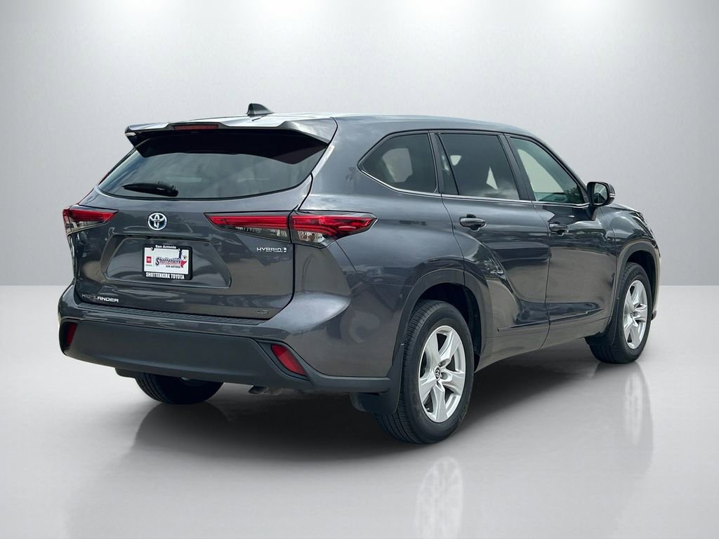 Used 2023 Toyota Highlander LE FWD image 5