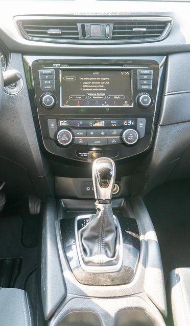 Used 2018 Nissan Rogue SV AWD/4WD image 16