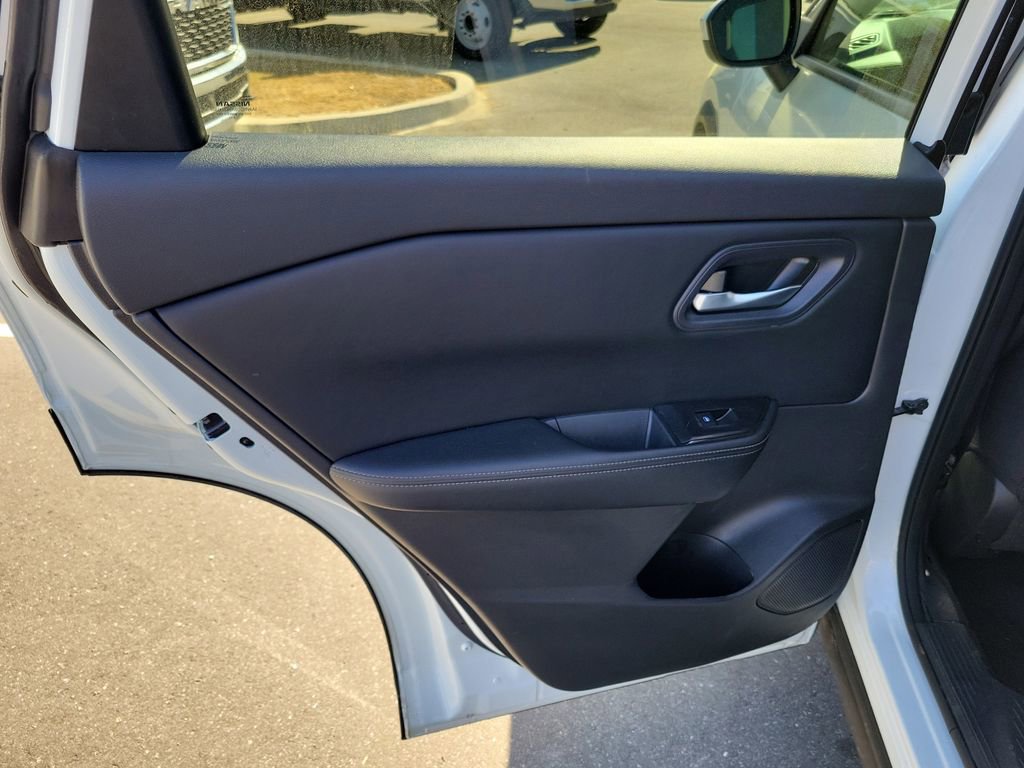 Used 2024 Nissan Rogue SV image 32